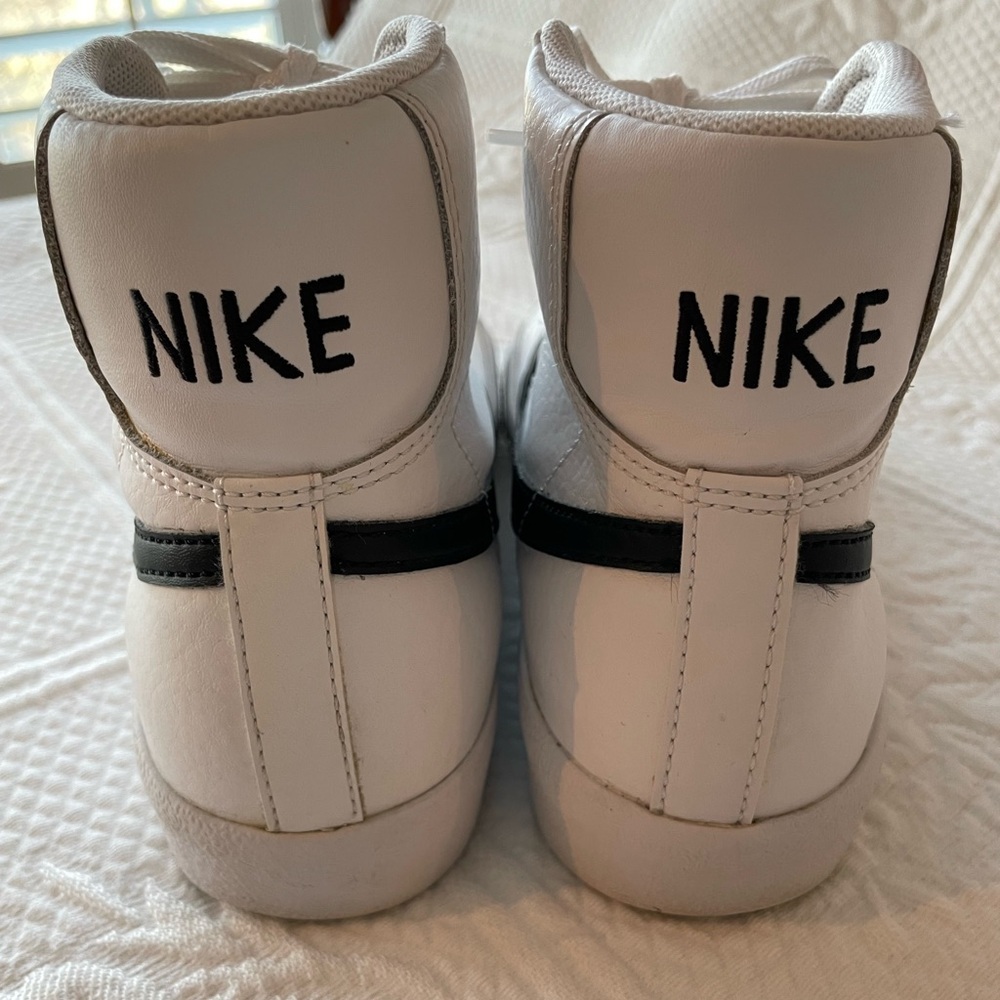 Nike Blazer Mid '77 High Top Sneakers Black/White 4.5Y/6W
Basketball Vintage - Picture 5 of 9